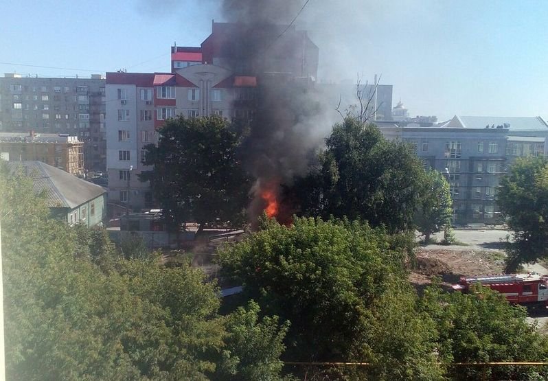 В сети появилось видео пожара на улице Пожалостина