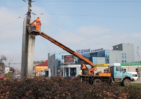 Со стелы на площади Свободы демонтировали знаки