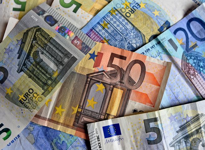 Курс евро поднялся до 80 рублей впервые с 14 сентября