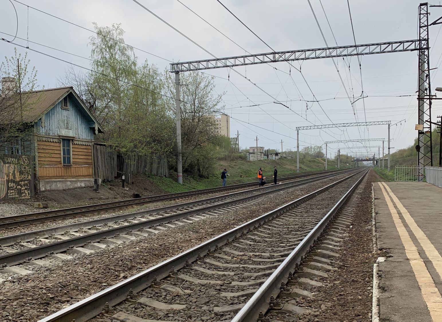Опубликовано фото с места гибели 20-летнего юноши на платформе Лагерный