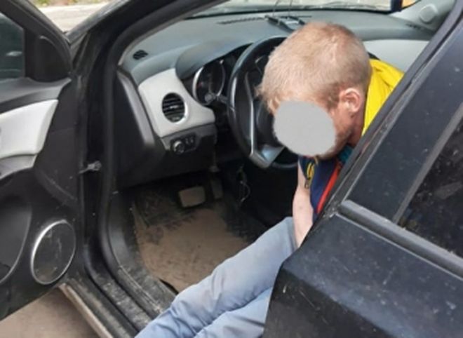 В Рязани пьяный мужчина уснул в чужой машине