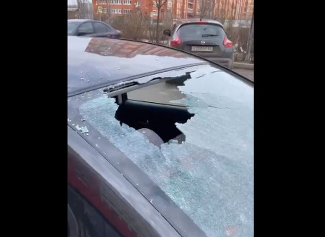 В Семчине неизвестный выбросил чашку в окно и пробил стекло припаркованного автомобиля