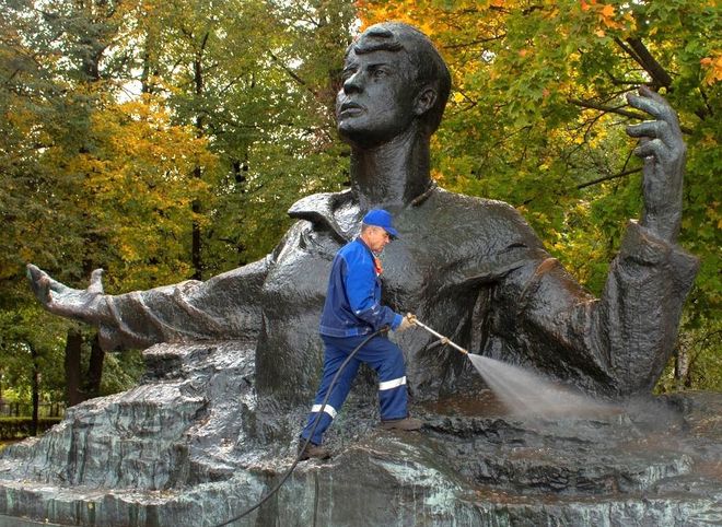 У Рязанского кремля помыли памятник Есенину