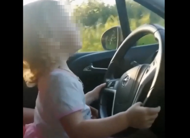 Рязанец посадил двухлетнюю дочку за руль автомобиля