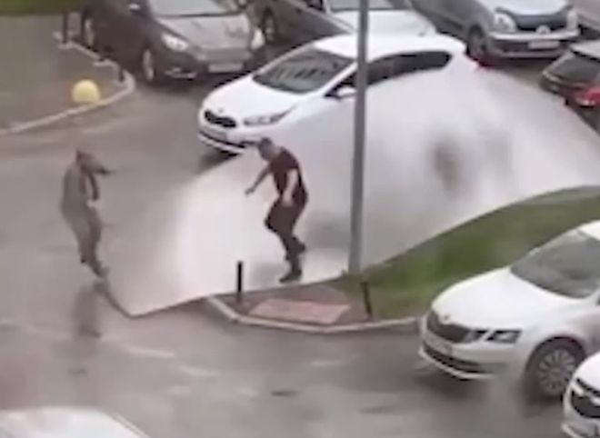 Видео: в Екатеринбурге во время урагана мужчину снесло сорванной крышей