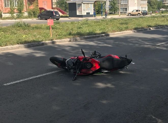 На улице Зубковой столкнулись внедорожник и мотоцикл