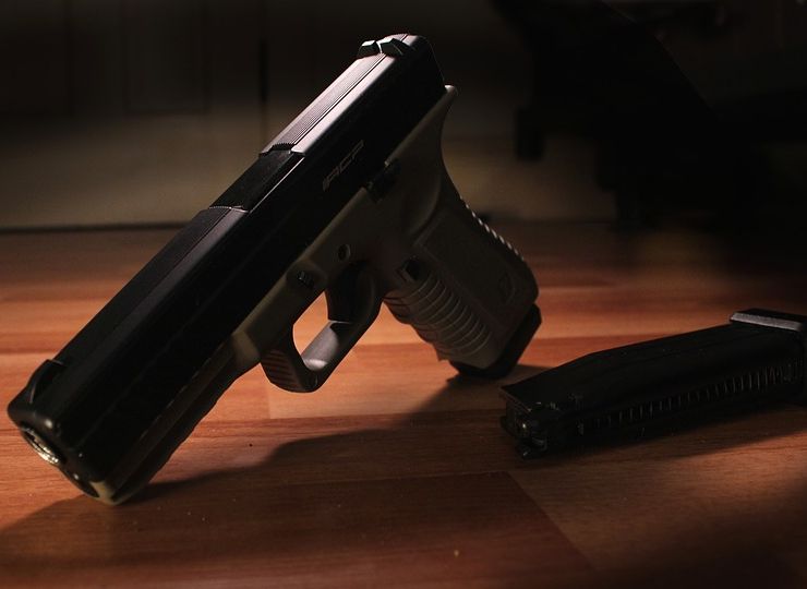 В Москве подросток погиб, играя с отцовским пистолетом
