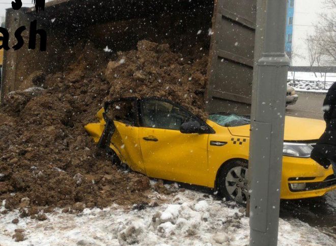 В Москве КАМАЗ с песком опрокинулся на такси, есть погибшие