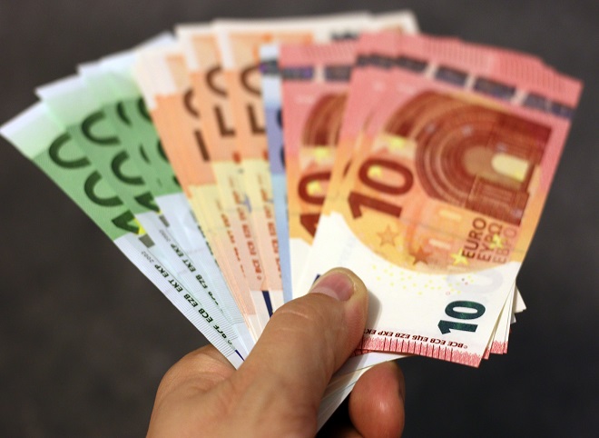 Евро поднялся выше 92 рублей впервые с 1 февраля