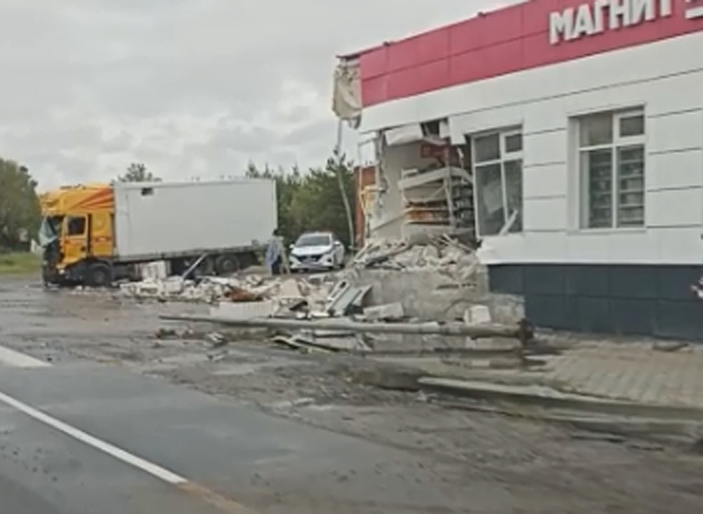 В Рязанской области грузовик снес часть супермаркета «Магнит»