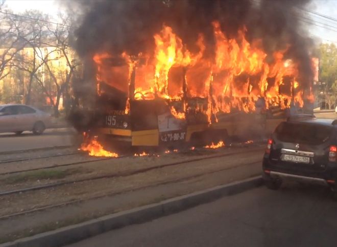Видео: в Красноярске загорелся трамвай с пассажирами