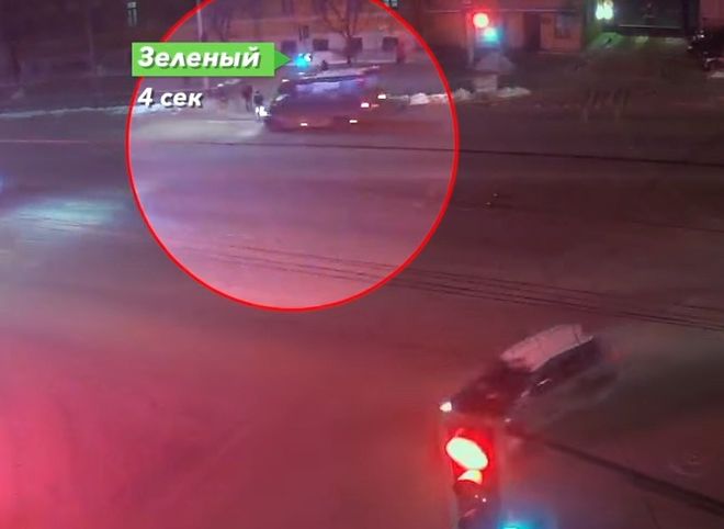 На Первомайском проспекте маршрутка сбила пешехода на переходе (видео)