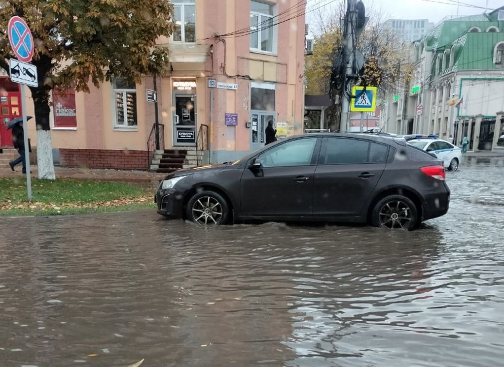 Рязань затопило торговый городок. Потоп. Потоп в Рязани. Рязань затопило. Рязань дождь.