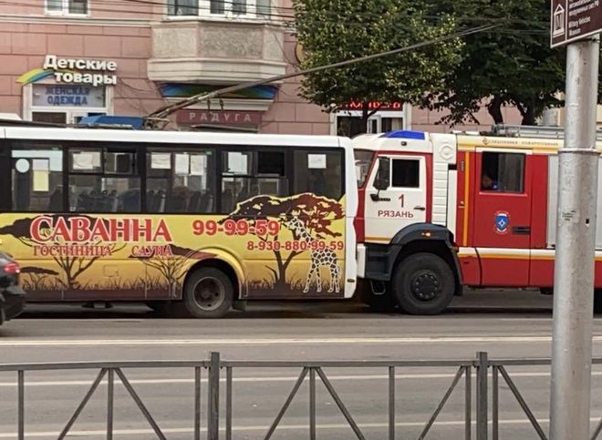 На площади Победы пожарный автомобиль въехал в маршрутку