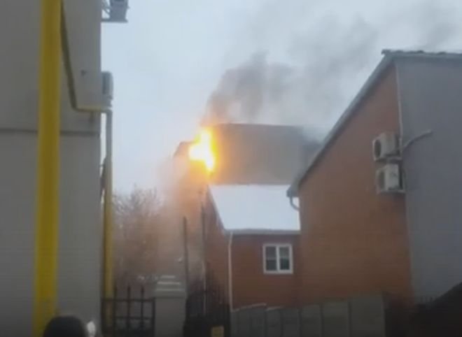 В центре Рязани загорелся дом (видео)