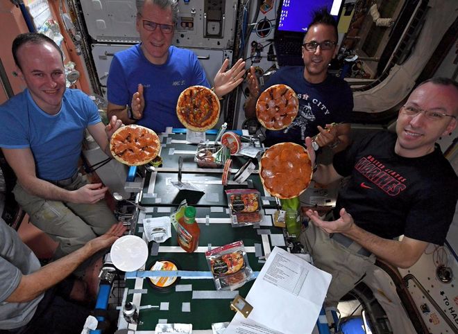 Экипаж МКС приготовил пиццу в невесомости (видео)