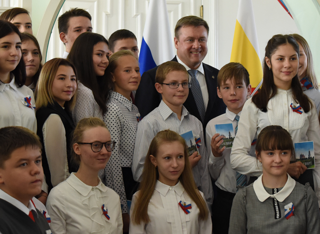 Любимов вручил школьникам паспорта