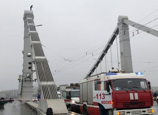 Мужчина забрался на опору Крымского моста в Москве (видео)