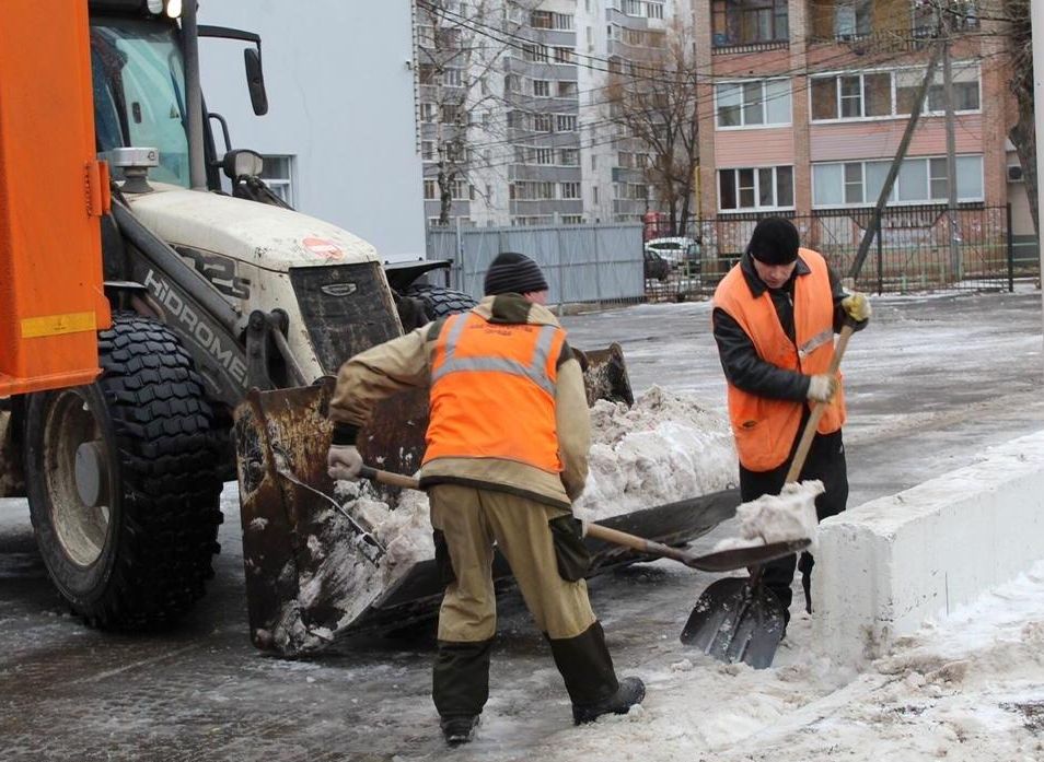 80 единиц техники убирают Рязань от снега