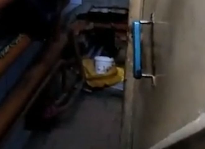 Разруху в туалете рязанского хлебозавода сняли на видео