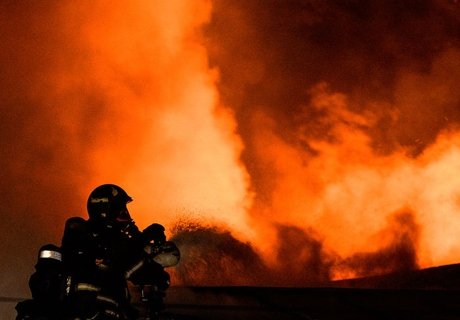 При пожаре в швейном цехе в Москве погибли трое детей