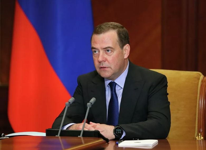 Медведев станет пожизненным сенатором после принятия закона