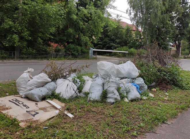 Рязанцы сообщили о мешках с мусором, которые с марта лежат на улице Баженова