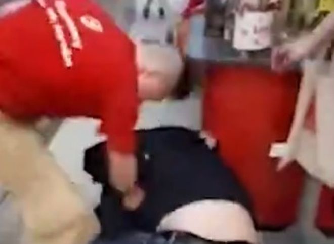 В подмосковной «Пятерочке» сотрудник магазина избил покупателя (видео)