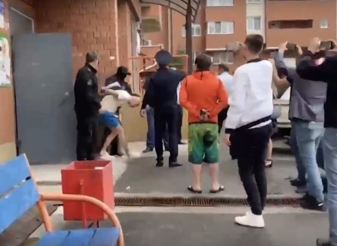 В Иркутске задержали мужчину, угрожавшего выпрыгнуть с балкона с ребенком