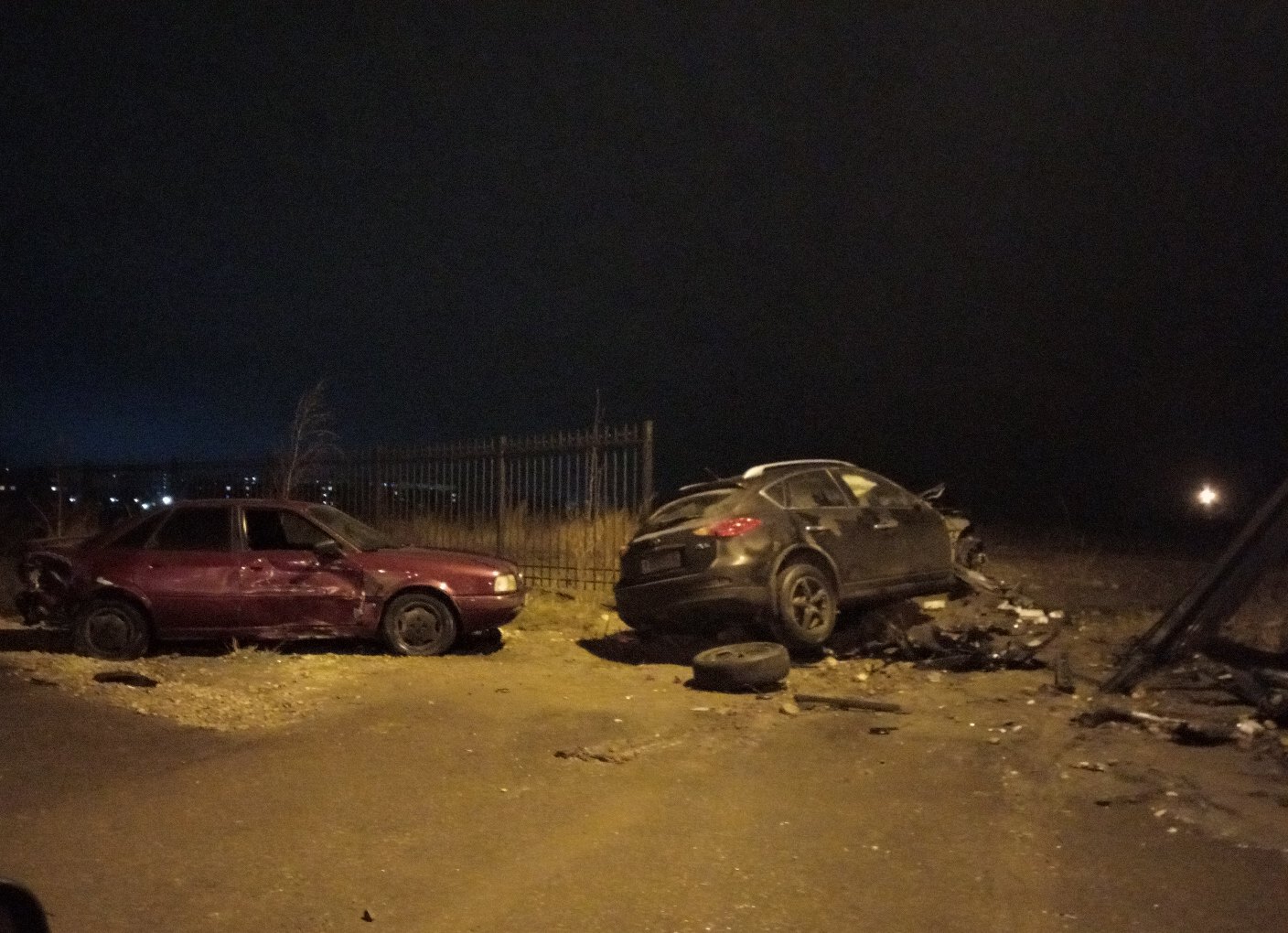 В Семчине водитель снес забор и врезался в припаркованные автомобили