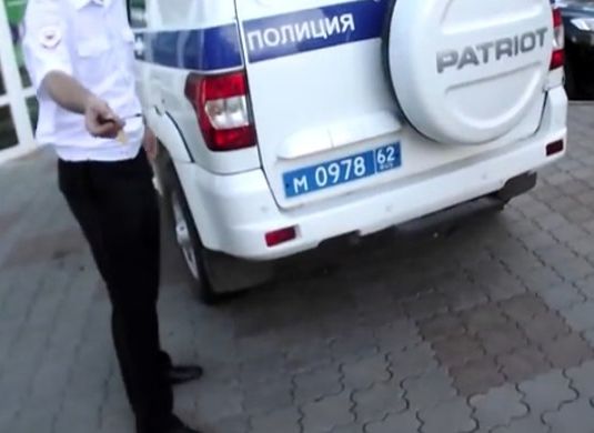 Фото: рязанские полицейские припарковались на тротуаре в Саранске
