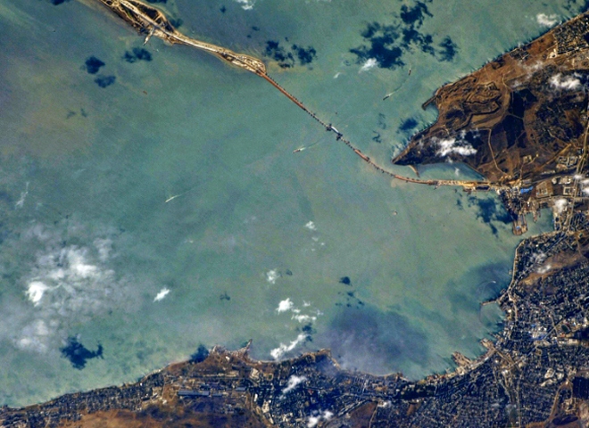 С орбиты МКС показали арку Крымского моста