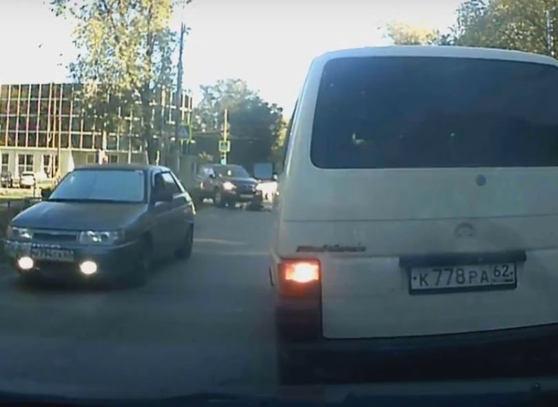 В Горроще внедорожник после ДТП вылетел на тротуар и наехал на женщину (видео)
