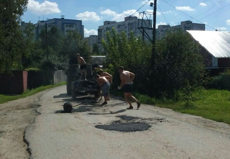 Фото: жители Недостоева сами латают ямы на дороге