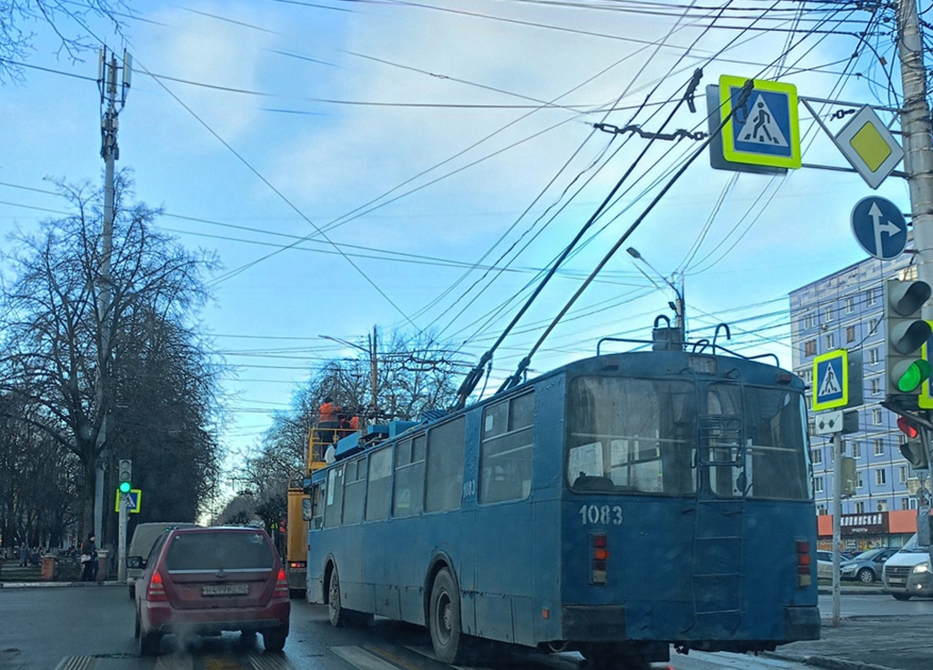 На улице Есенина встали троллейбусы