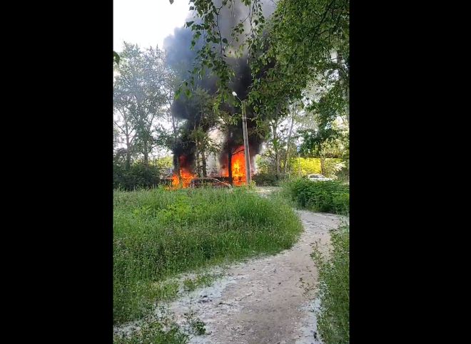 Вспыхнувшую в Рязани теплотрассу тушат три пожарных расчета