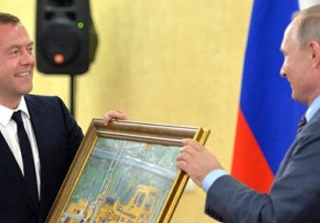 На день рождения Путин подарил Медведеву картину (видео)