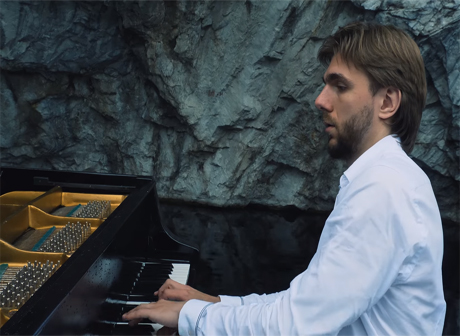 Опубликовано видео игры пианиста на рояле в каньоне