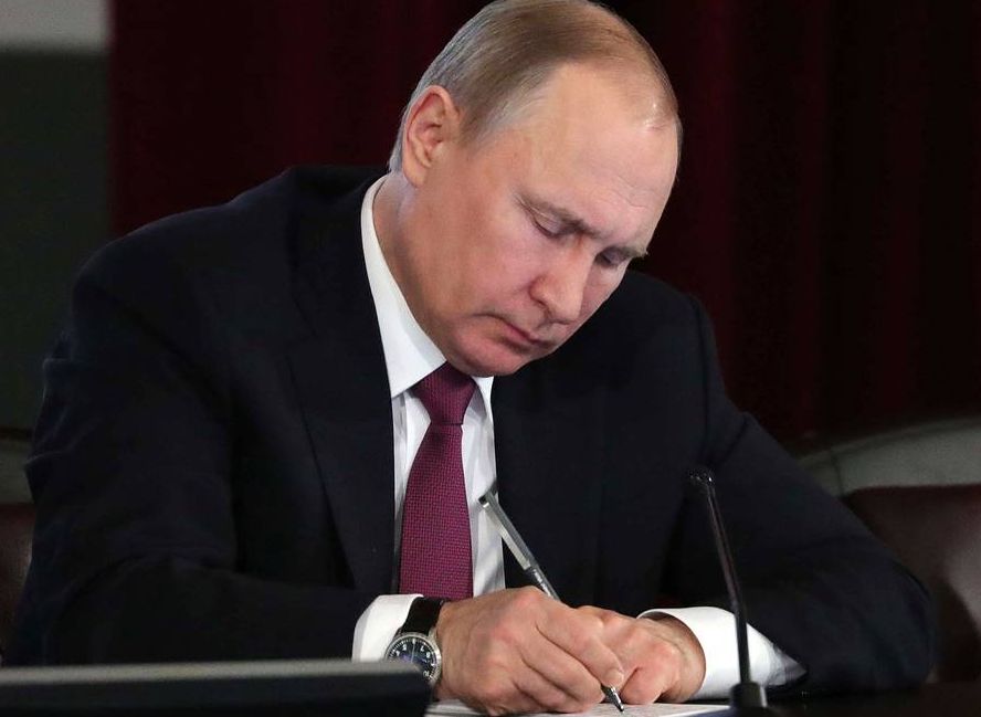Путин подписал указ о выплатах на детей от трех до семи лет