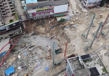 В Китае станция метро провалилась под землю (видео)