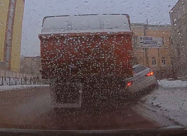 Момент ДТП с мусоровозом и легковушкой на улице Каширина попал на видео