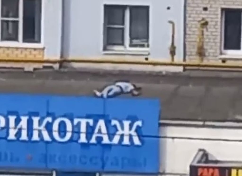 Опубликовано видео с места падения мужчины на улице Новоселов