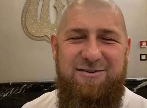 Кадыров побрился наголо в ответ на просьбу открыть парикмахерские
