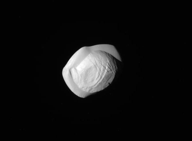 Зонд Cassini прислал на Землю снимки одного из спутников Сатурна — Пана