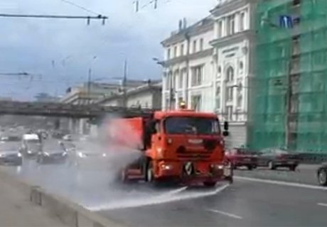 Московские дороги спасают от перегрева (видео)