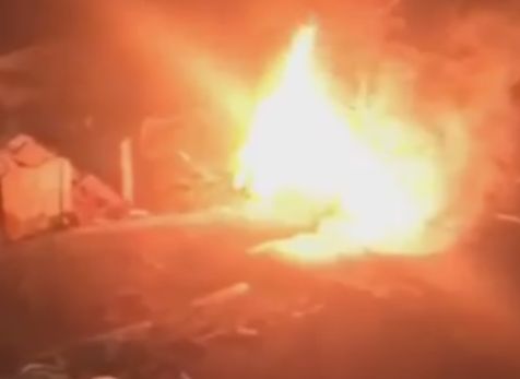 Видео: у ТРЦ «Виктория Плаза» горит частный дом
