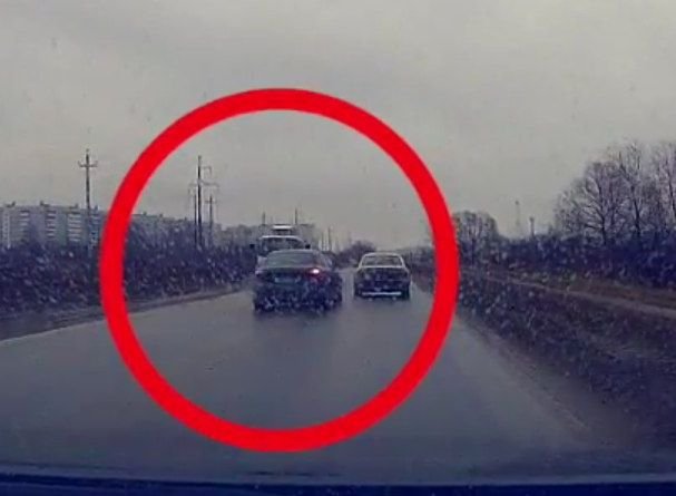 Видео: в Рязани легковушка уходит от лобового столкновения с грузовиком