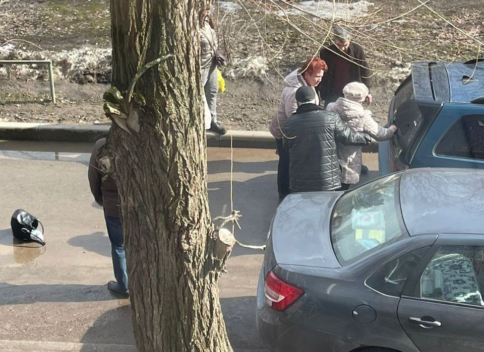 В Канищеве пенсионерку сбили во дворе, после чего посадили в машину и увезли