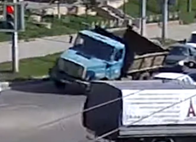 В Рязани засняли наезд грузовика на легковушку