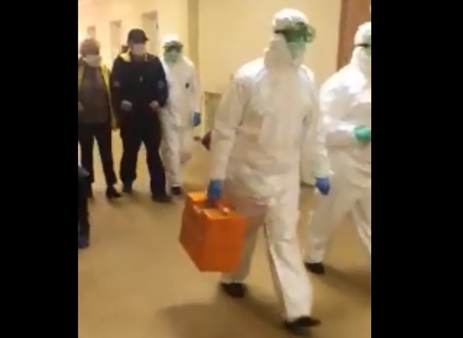 Видео: люди в спецзащите выводят мужчину из рязанской поликлиники